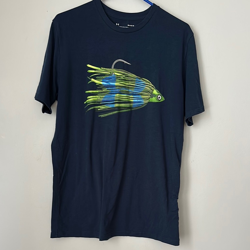 Under Armour Heat Gear Fish Lure Graphic T-Shirt - Navy Blue and Green M
